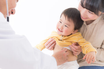 診察を受ける子供